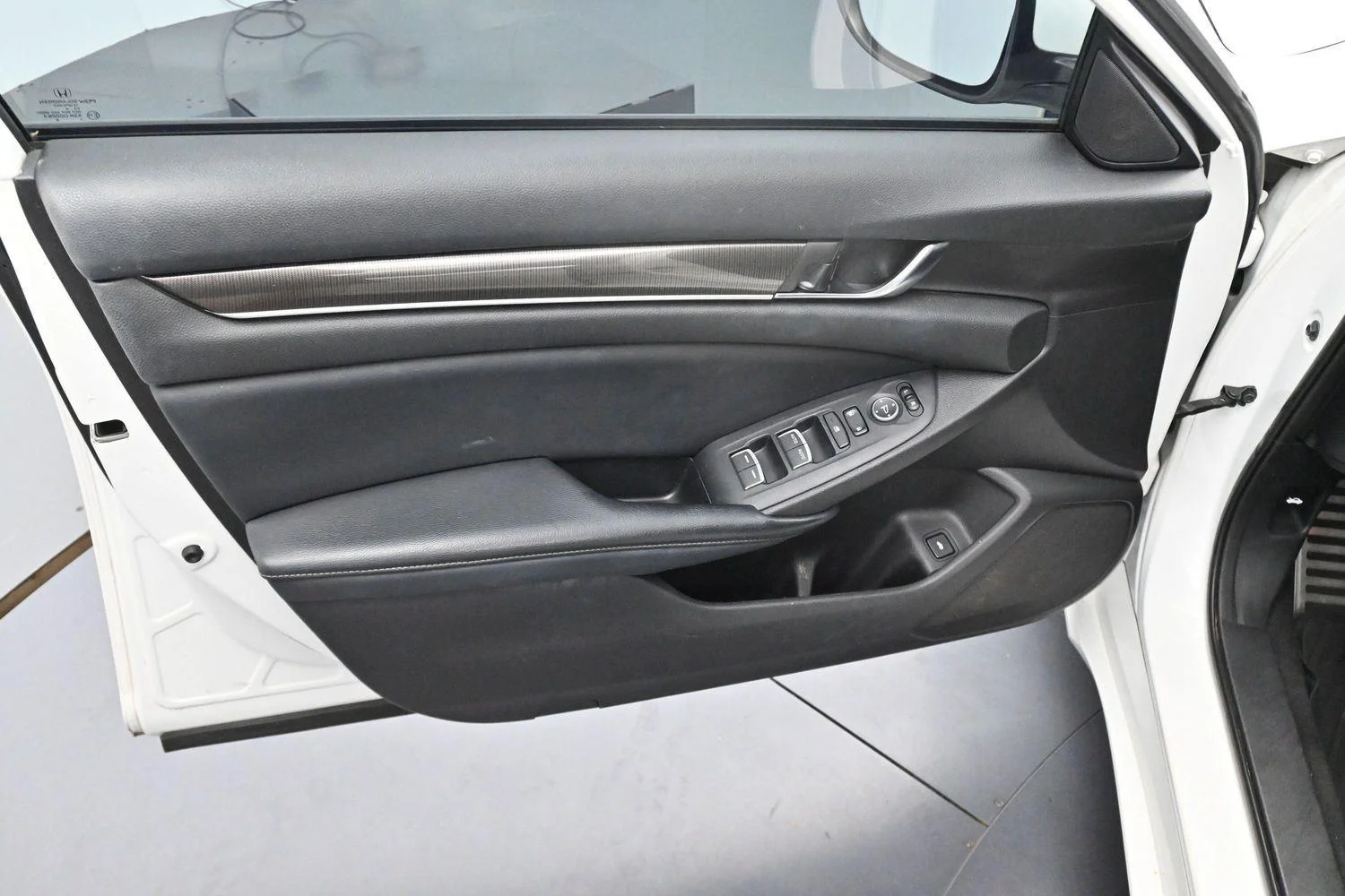 Used 2018 Platinum White Pearl Honda Sport image 9