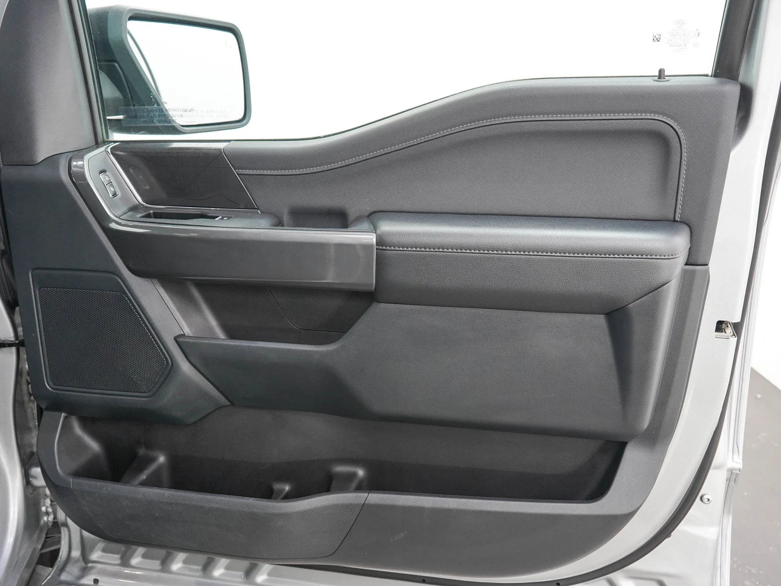 Used 2022  Ford XL image 11