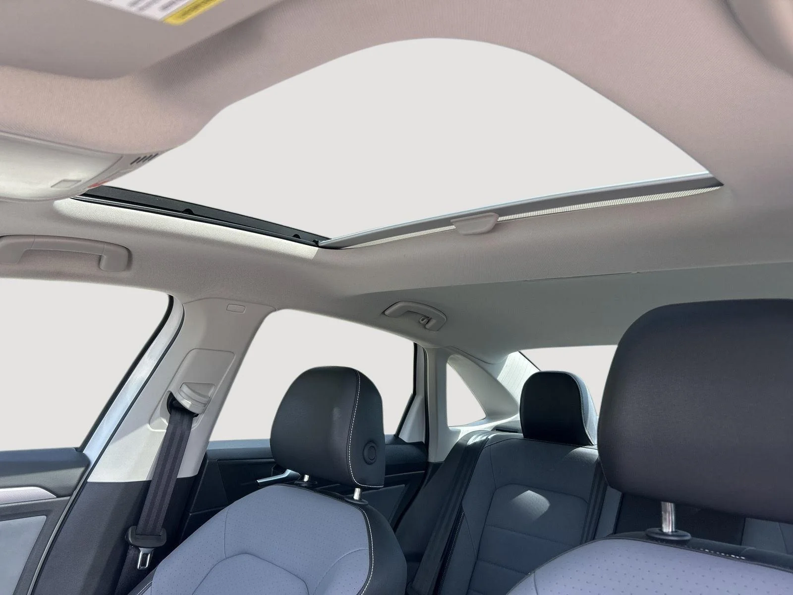 Certified Used 2025 WHITE Volkswagen SE image 5