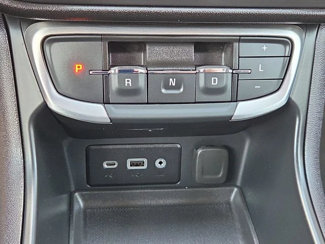 Used 2024 White GMC SLE image 29