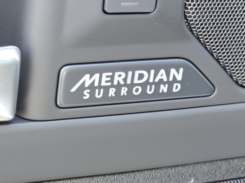 New 2026 Fuji White Land Rover X-Dynamic se image 8