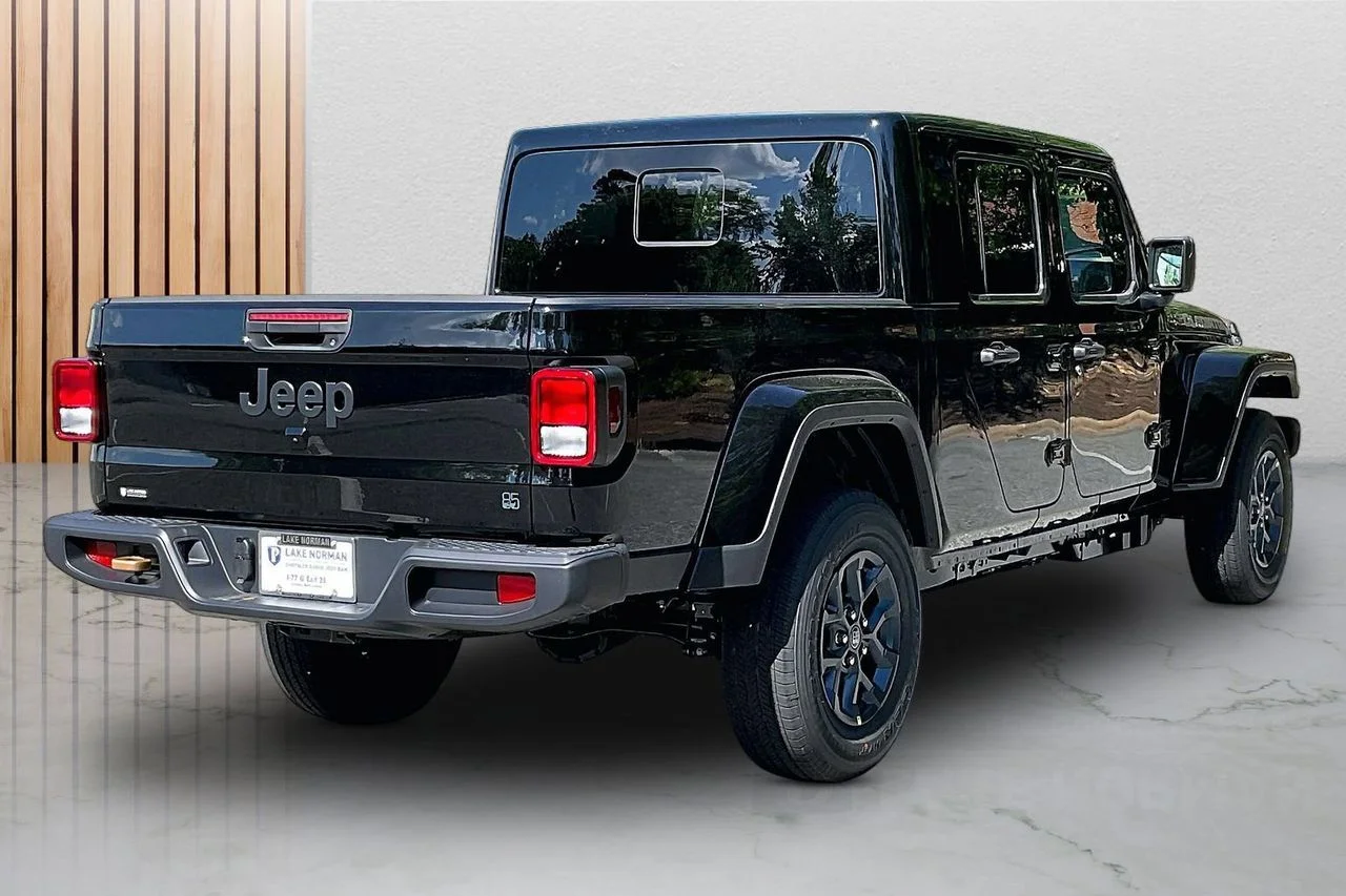 New 2026 Black Clear-Coat Exterior Paint Jeep 85th Anniversary Edition image 9