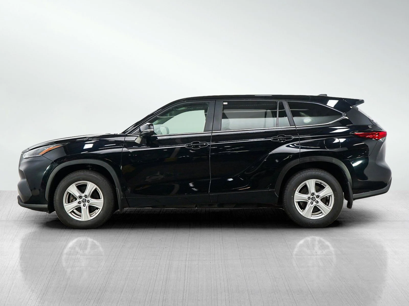 Used 2023 Toyota Highlander L with VIN 5TDKDRBHXPS029310 for sale in Burnsville, Minnesota