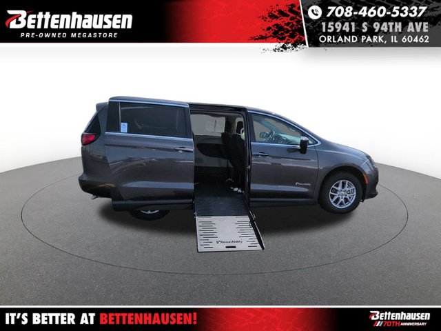 2023 Chrysler Voyager LX