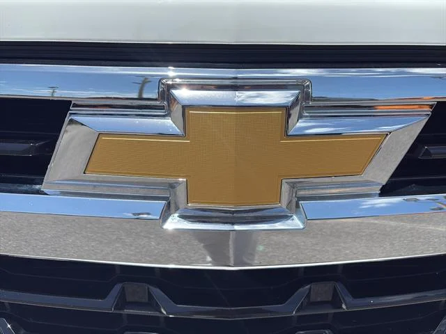 Used 2025 Summit White Chevrolet LT image 11