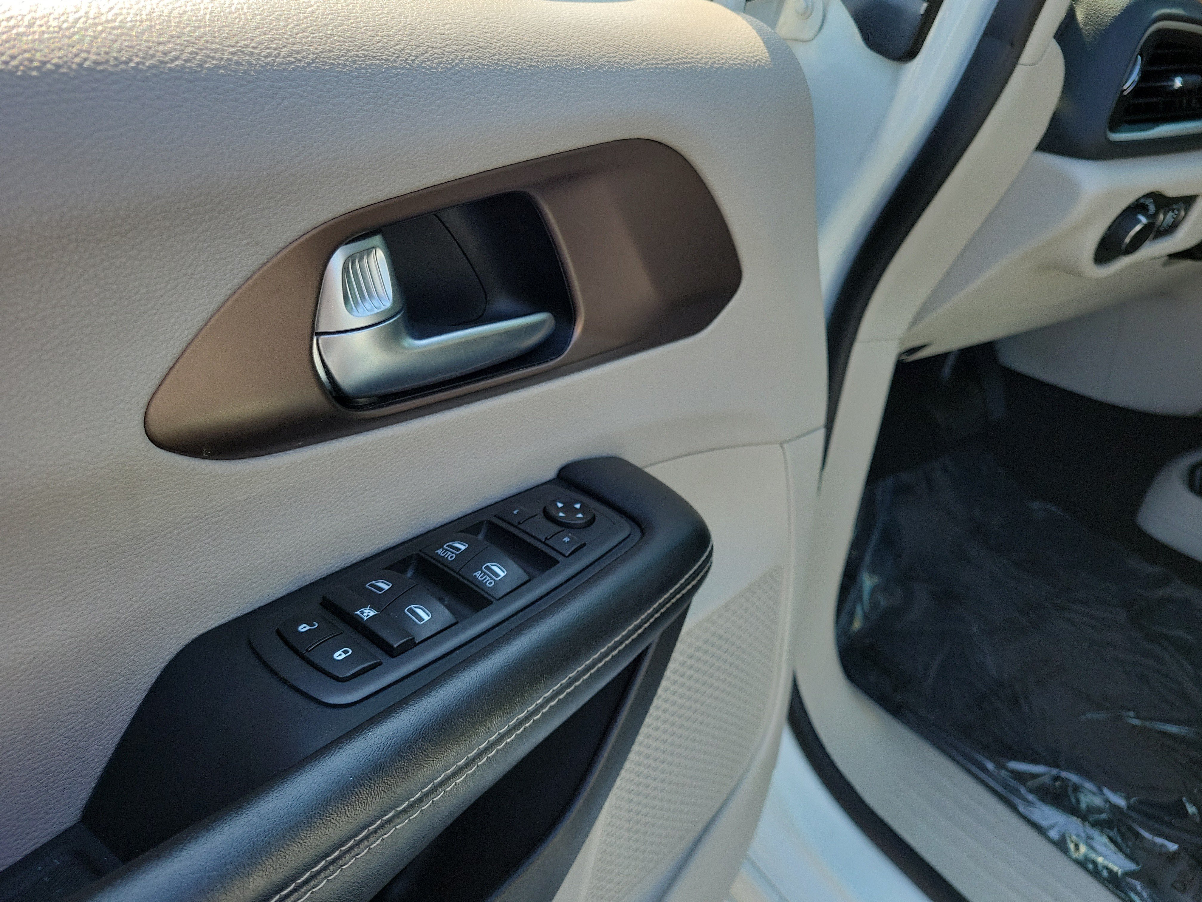 Used 2021 Bright White Clearcoat Chrysler LXI image 18
