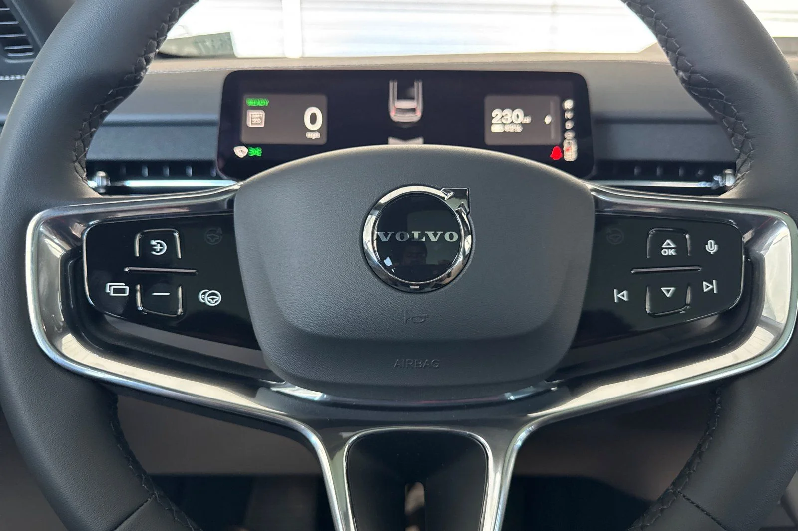Used 2026 Aurora Silver Volvo Single Motor Plus 7-Seater image 27