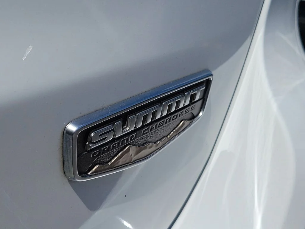Used 2017 White Jeep Summit image 9