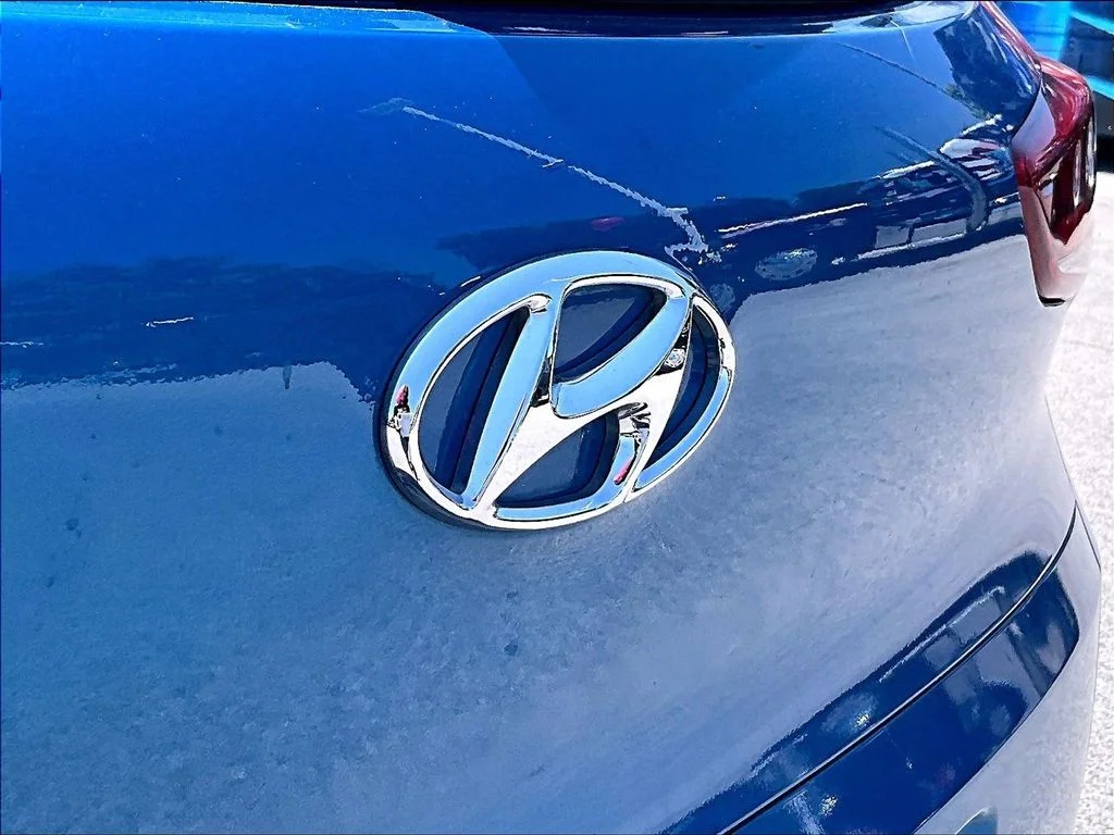 Used 2018 Blue Hyundai Value image 9
