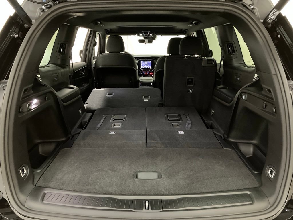 New 2026 Diamond Black Crystal Pearl-Coat Exterior Paint Jeep Laredo X image 16