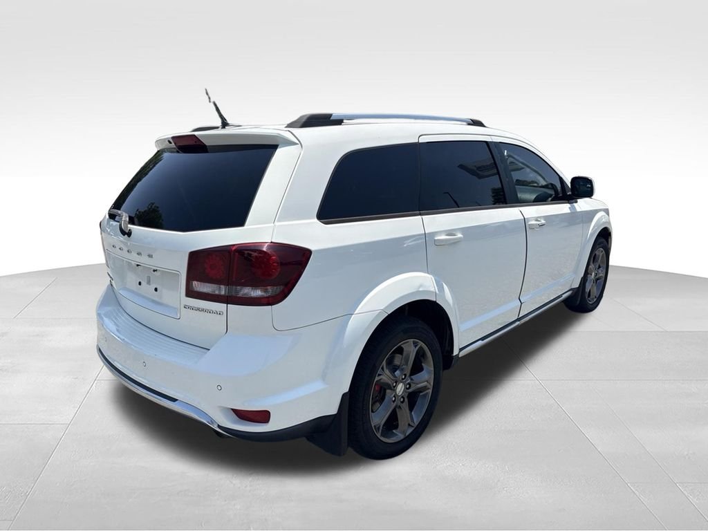Used 2015 White Dodge Crossroad image 4