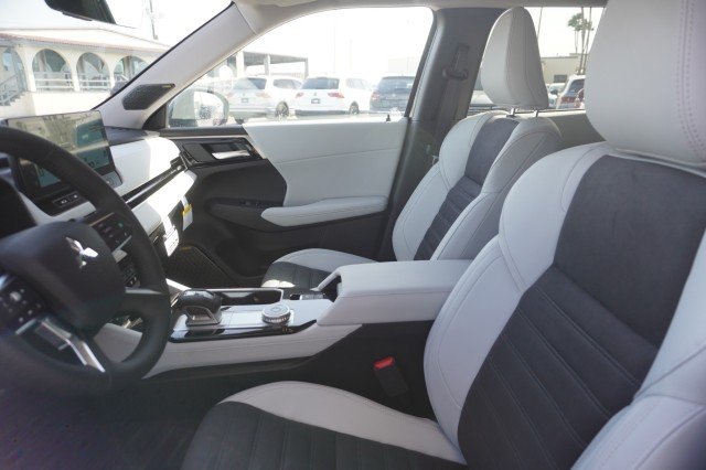 New 2025 Black Diamond Mitsubishi SE image 18