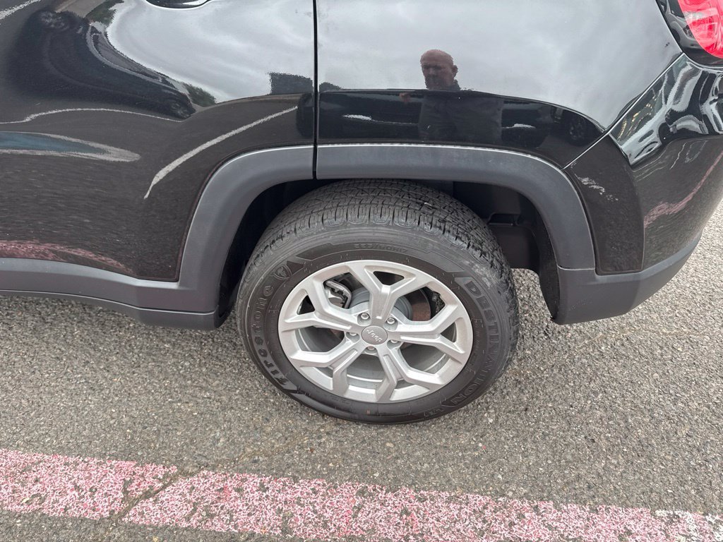 Used 2024 Diamond Black Crystal Pearlcoat Jeep Latitude image 6