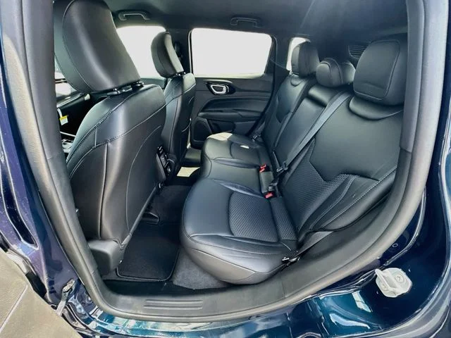 New 2026 Fathom Blue Pearl-Coat Exterior Paint Jeep Latitude image 23