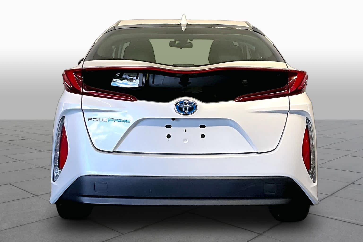 Used 2022 Wind Chill Pearl Toyota LE image 4