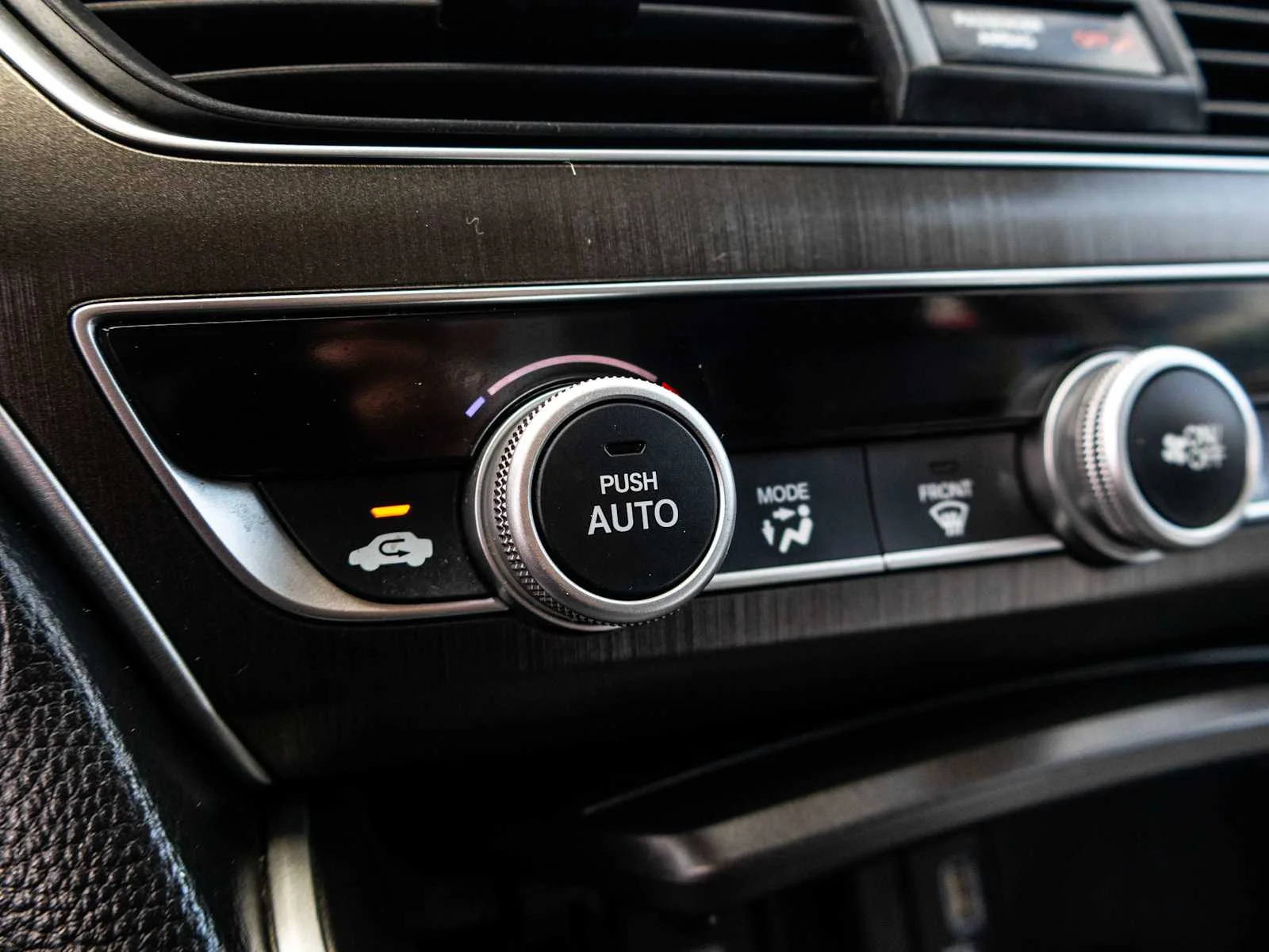Used 2019 Crystal Black Pearl Honda LX 1.5T image 29