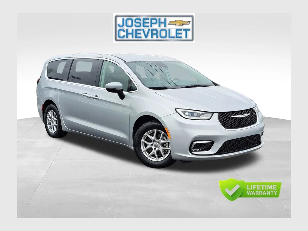 2023 Chrysler Pacifica Touring L's photo