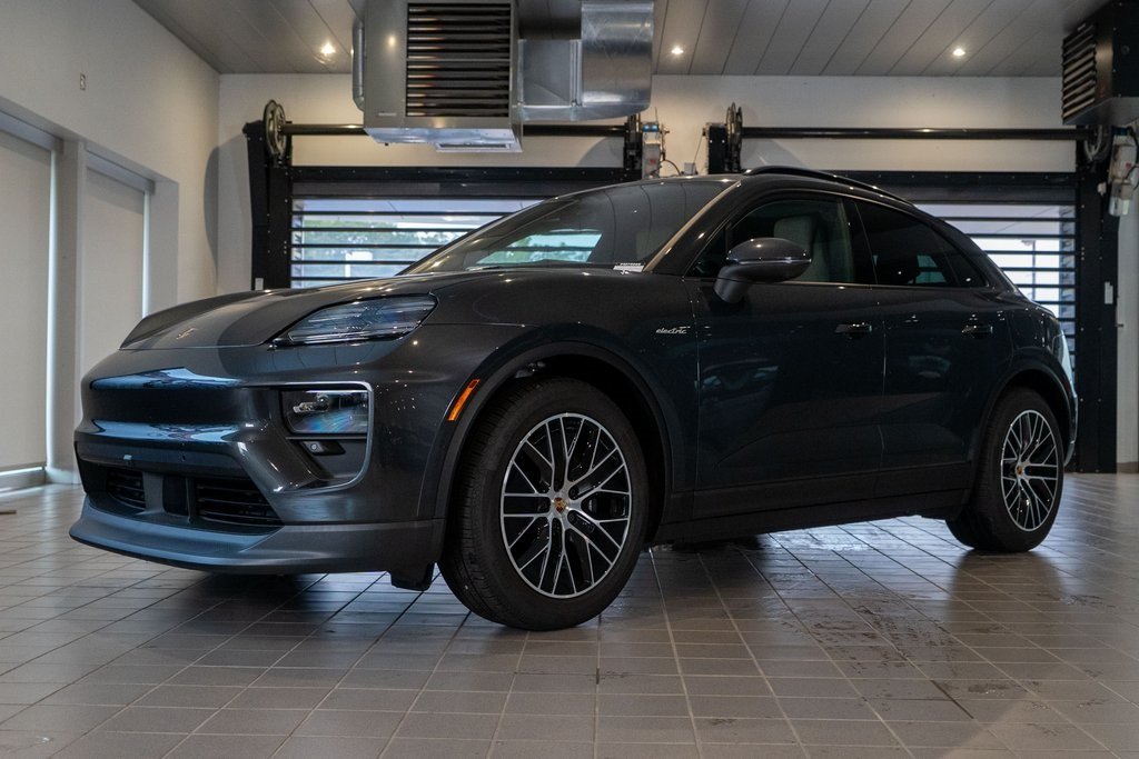 2025 Porsche Macan Base