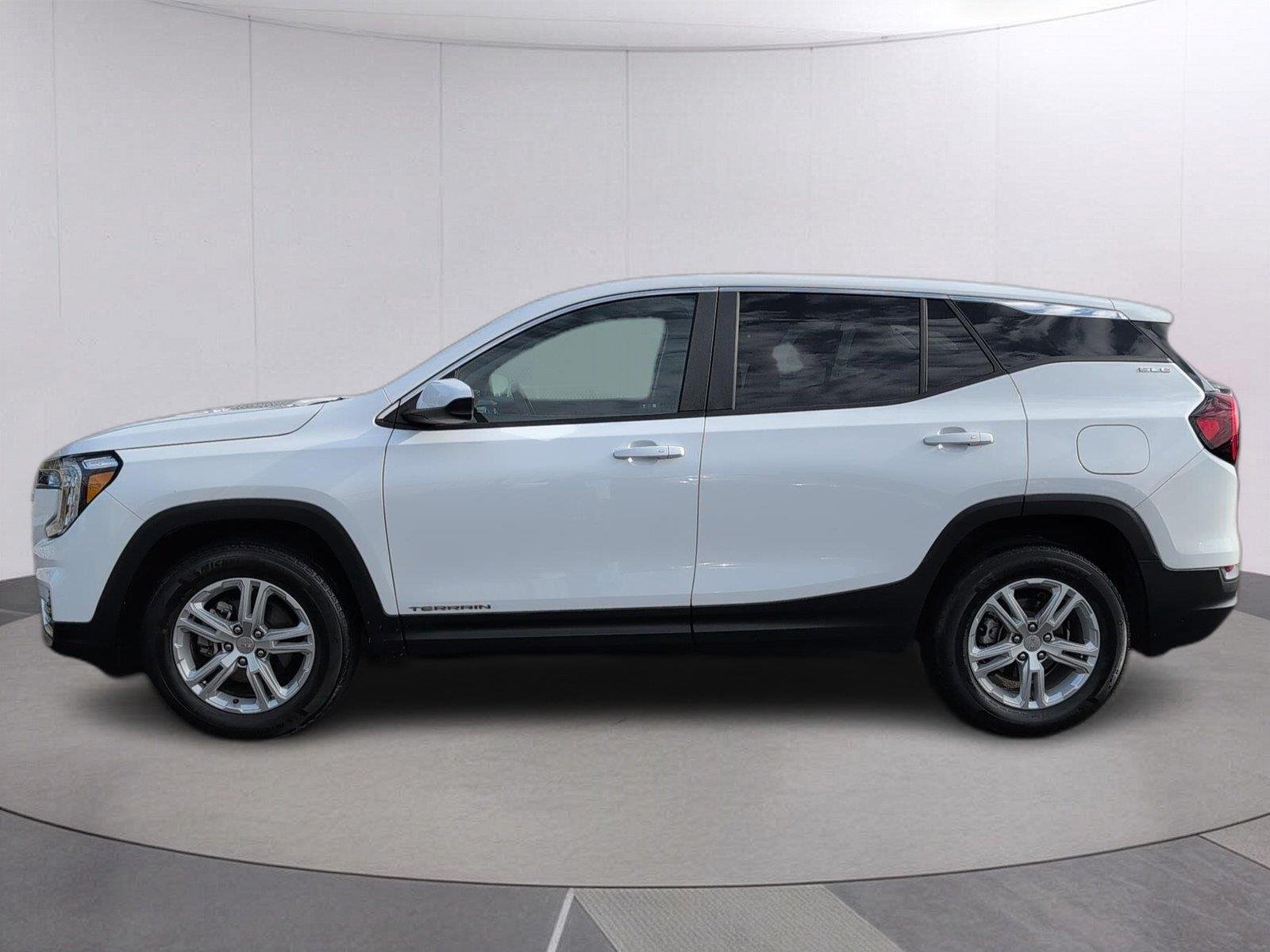 Used 2024 Summit White GMC SLE image 2
