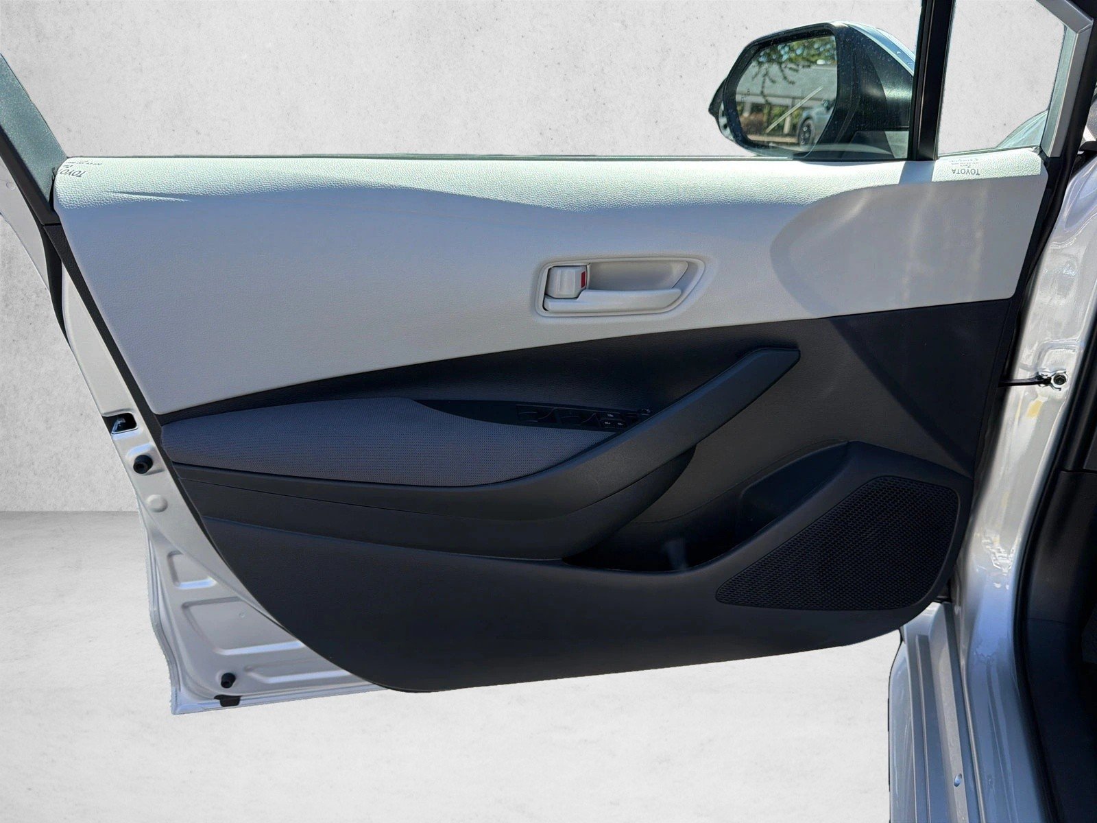 New 2027 Classic Silver Metallic Toyota LE image 10