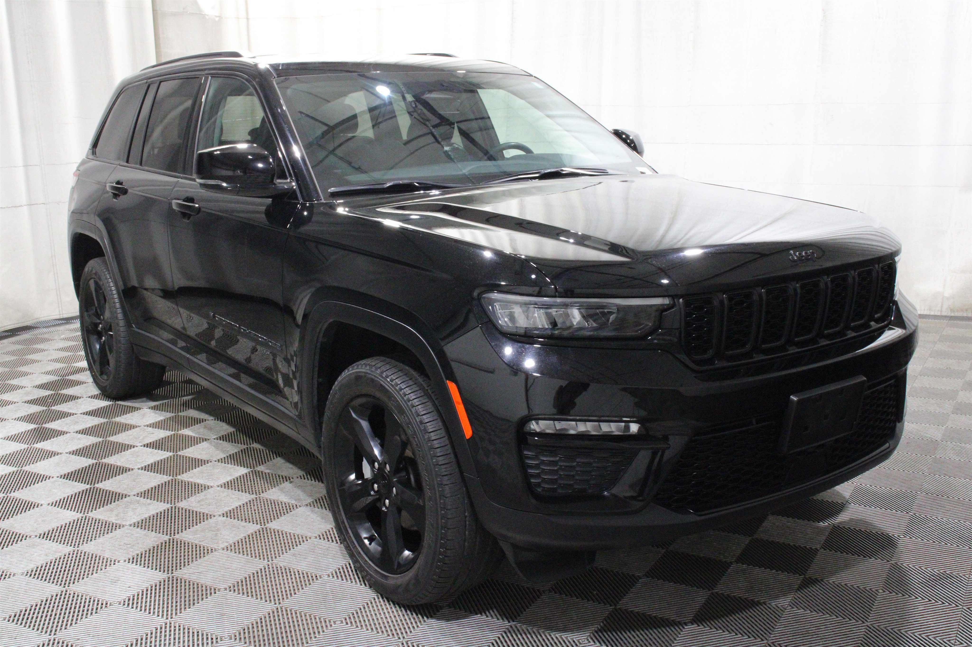 Used 2023 Diamond Black Crystal Pearlcoat Jeep Limited image 30
