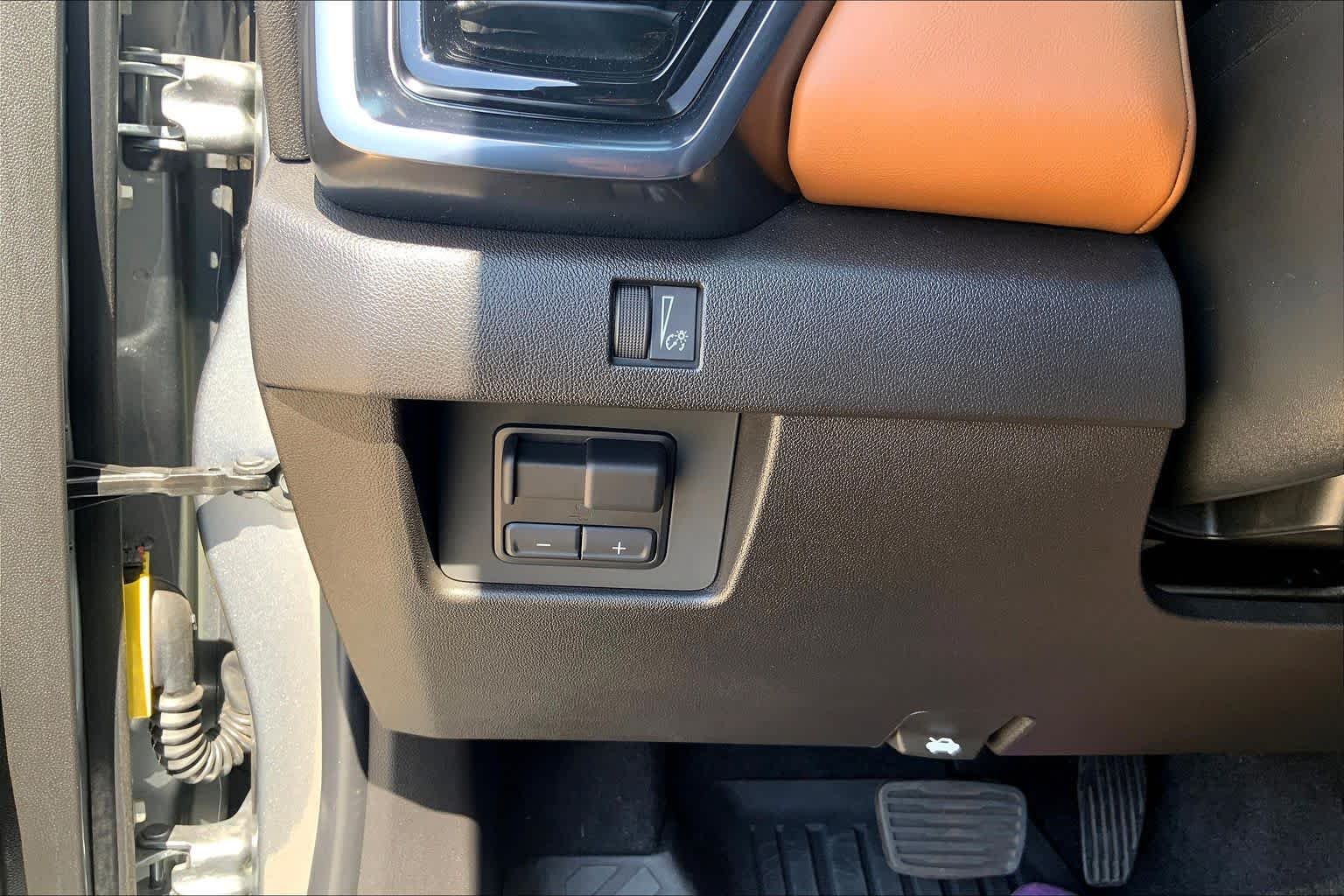 Used 2025 Sterling Metallic GMC 4WD AT4 image 31