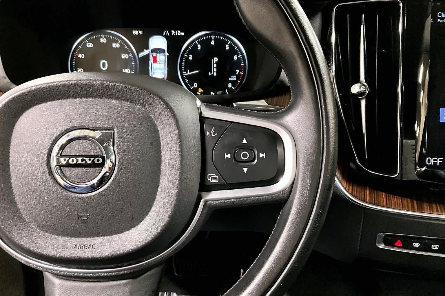 Used 2021 Onyx Black Metallic Volvo Momentum image 25