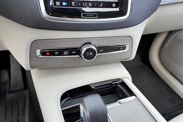 Used 2025 Black Volvo B6 Plus 6-Seater image 28