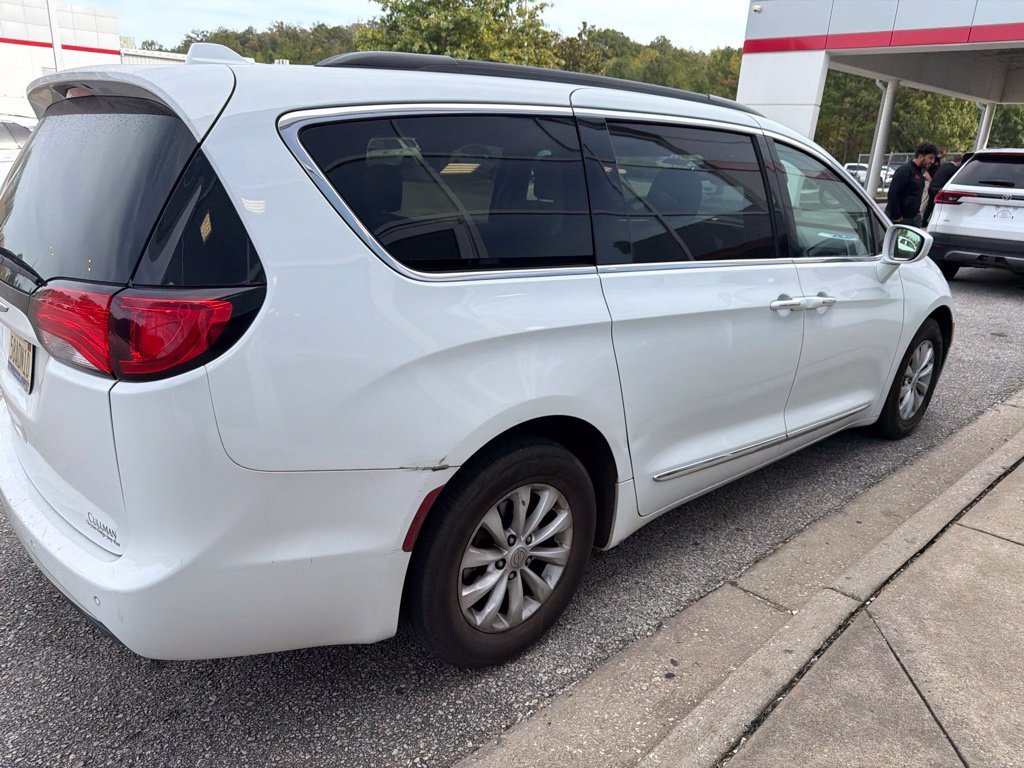 Used 2017 White Chrysler Touring L image 3