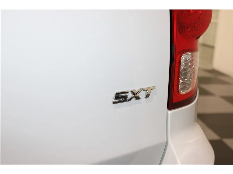 Used 2019 White Knuckle Clearcoat Dodge SXT image 18