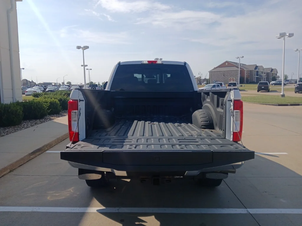 Used 2017 Oxford White Ford Lariat image 6