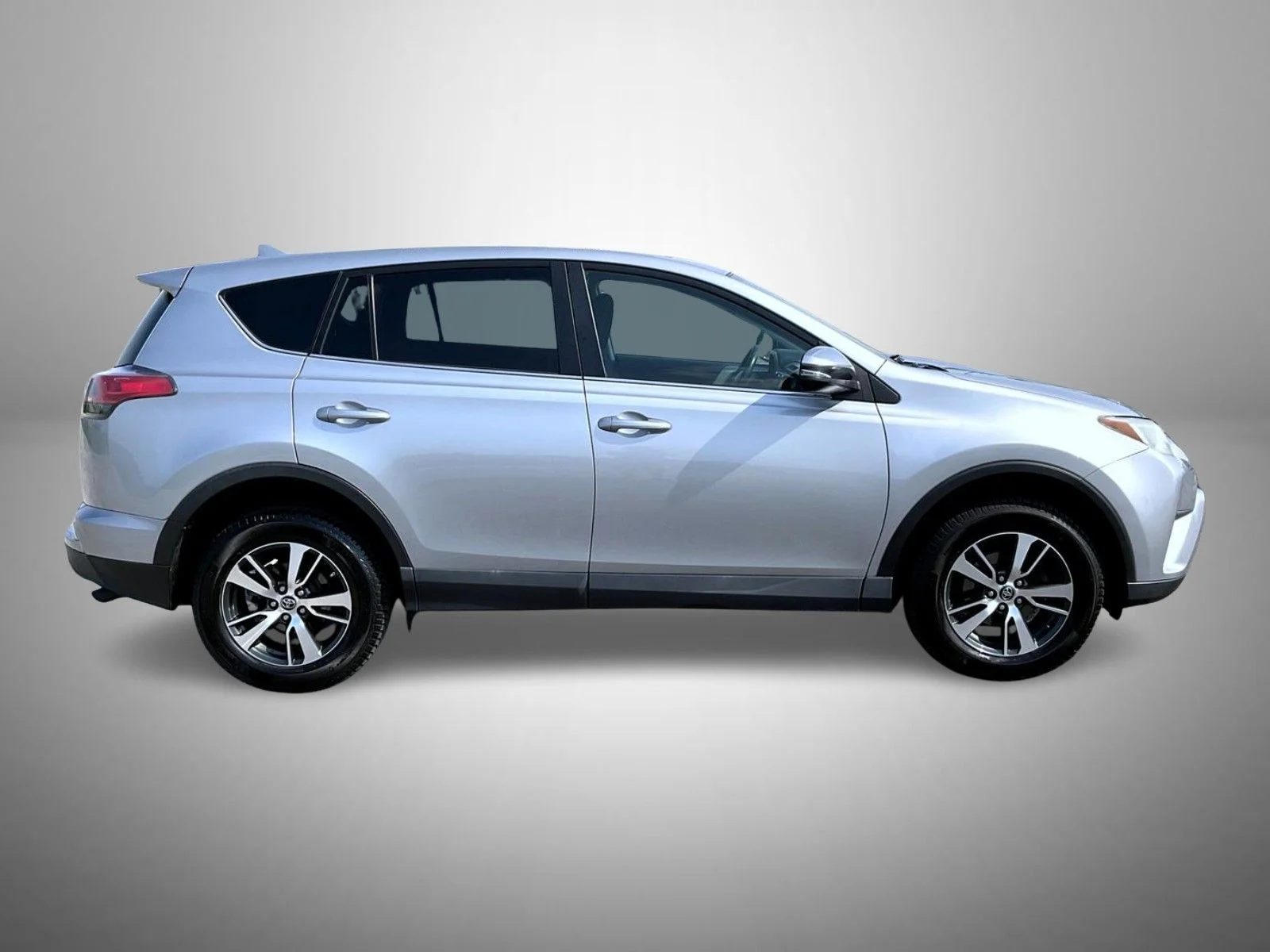 Used 2018 Silver Toyota XLE image 4