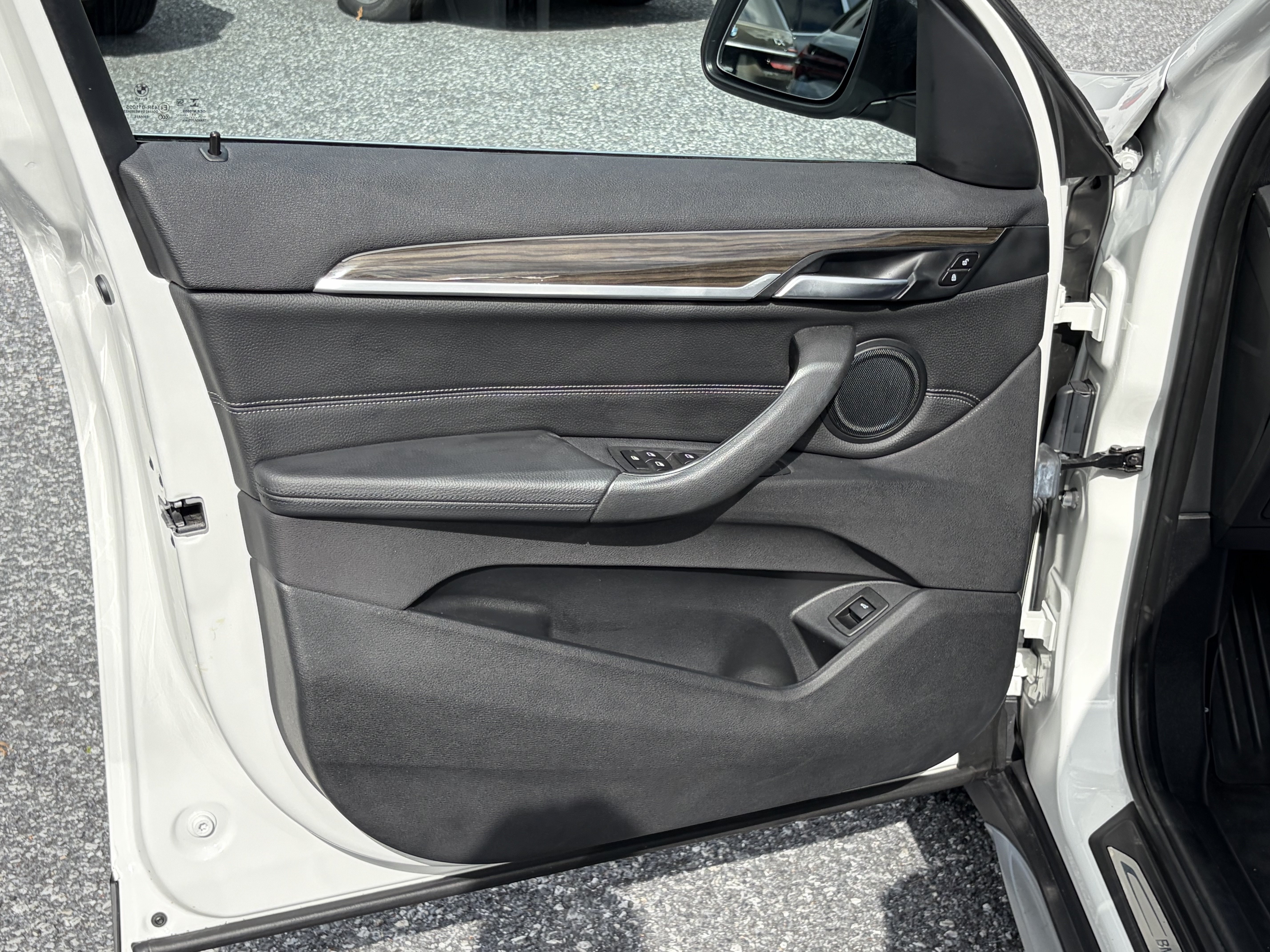 Used 2018 Alpine White BMW xDrive28i image 9