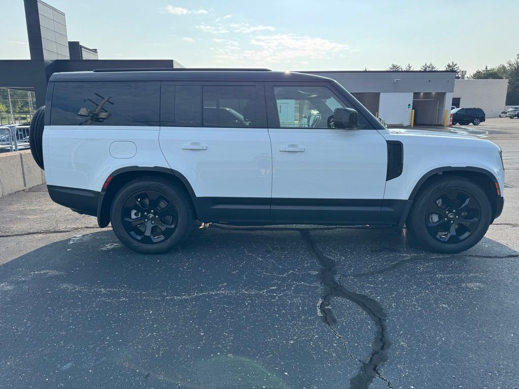 Used 2025 Fuji White Land Rover S image 5