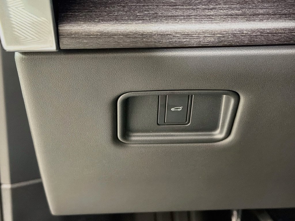 New 2027 Santorini Black Land Rover SE image 10