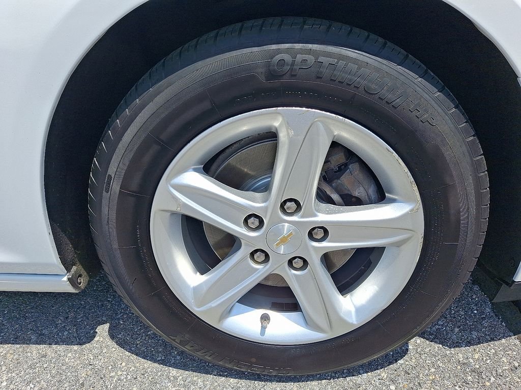 Used 2023 White Chevrolet LS image 9