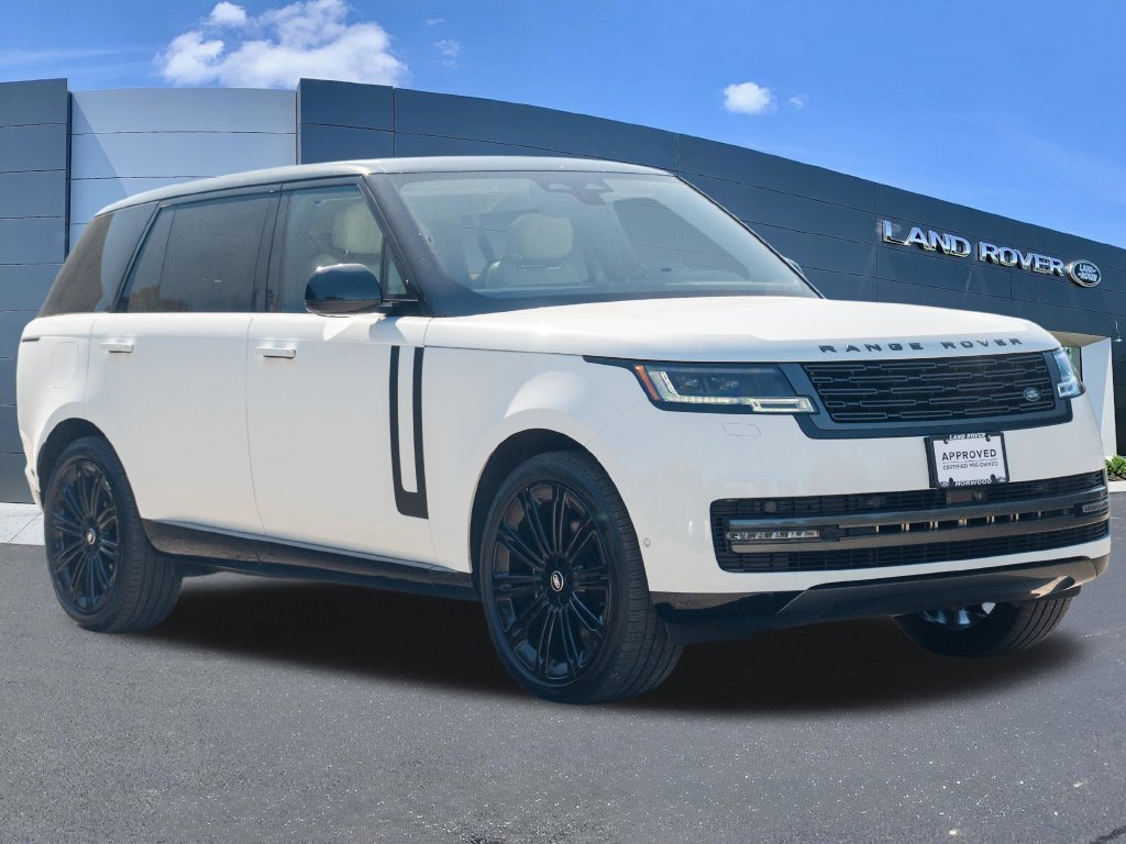 Used 2024 White Land Rover SE image 3