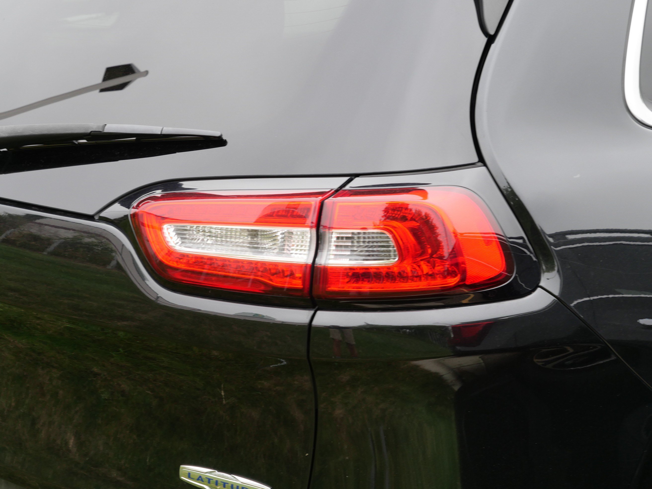 Used 2016 Brilliant Black Crystal Pearlcoat Jeep Latitude image 5