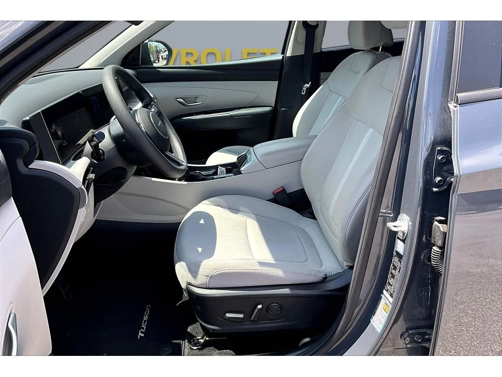 Used 2025  Hyundai SEL image 18
