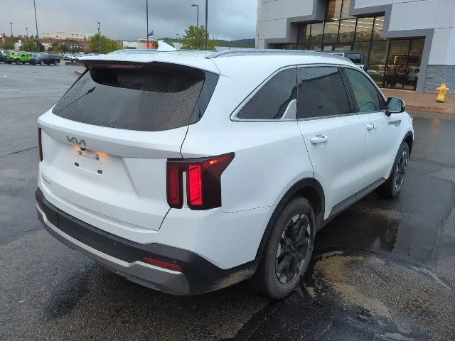 Used 2025 White Kia S image 3