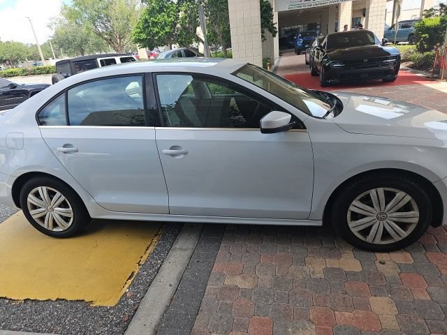 Used 2017 White Silver Metallic Volkswagen 1.4T S image 4