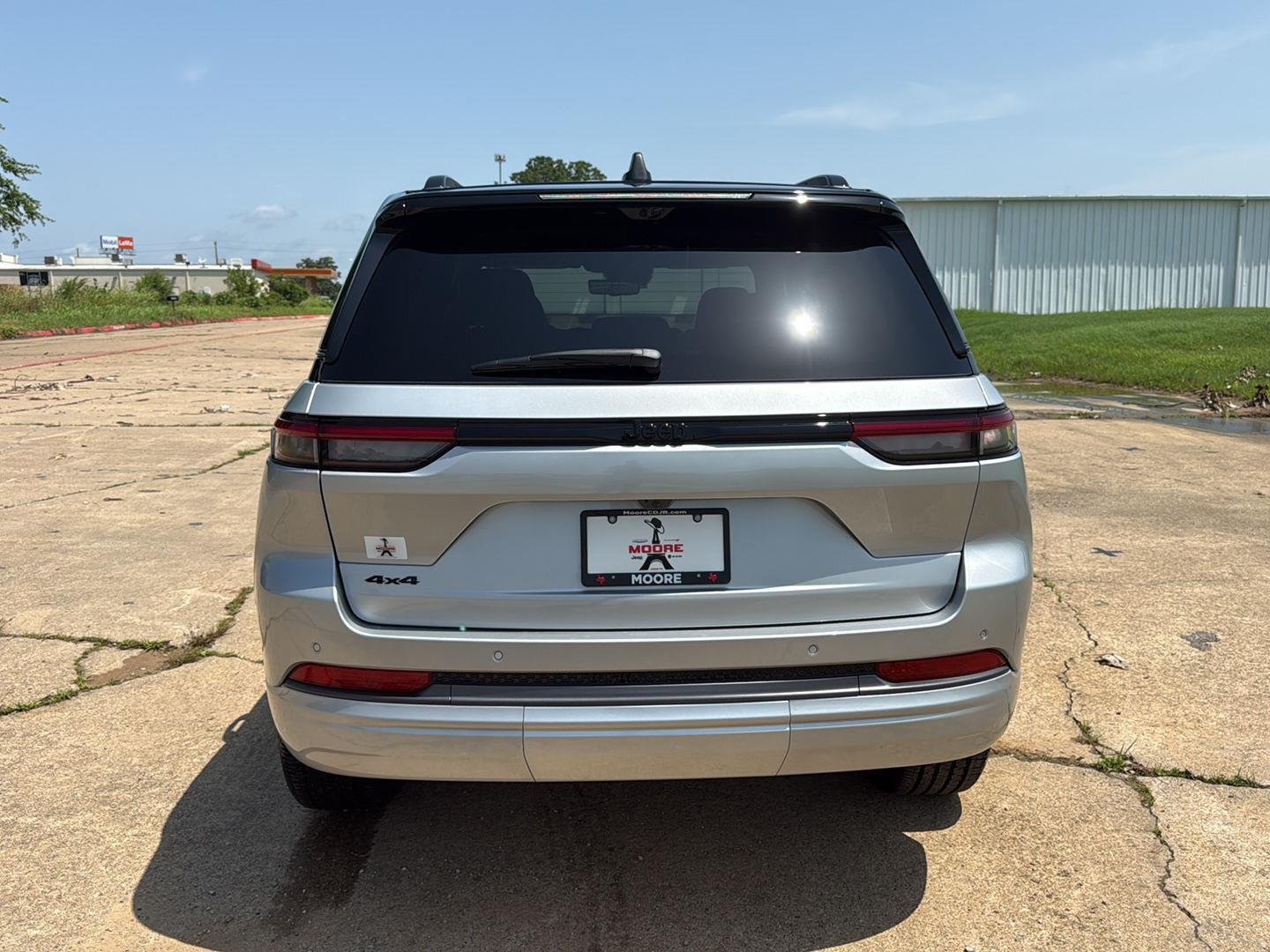 New 2026 Silver Zynith Exterior Paint Jeep Limited Reserve image 6