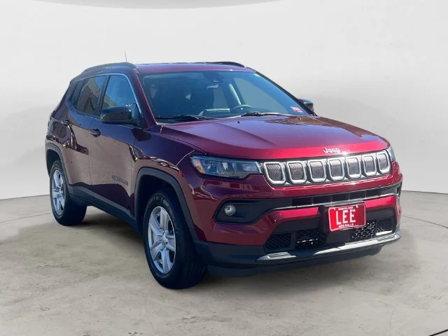 Used 2022 Red Jeep Latitude image 7