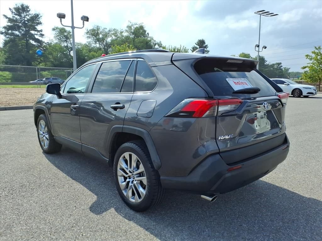 Used 2020 Gray Toyota XLE Premium image 6