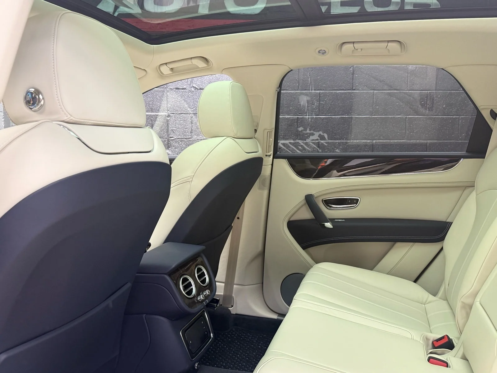 Used 2019 Dk. Blue Bentley V8 image 32