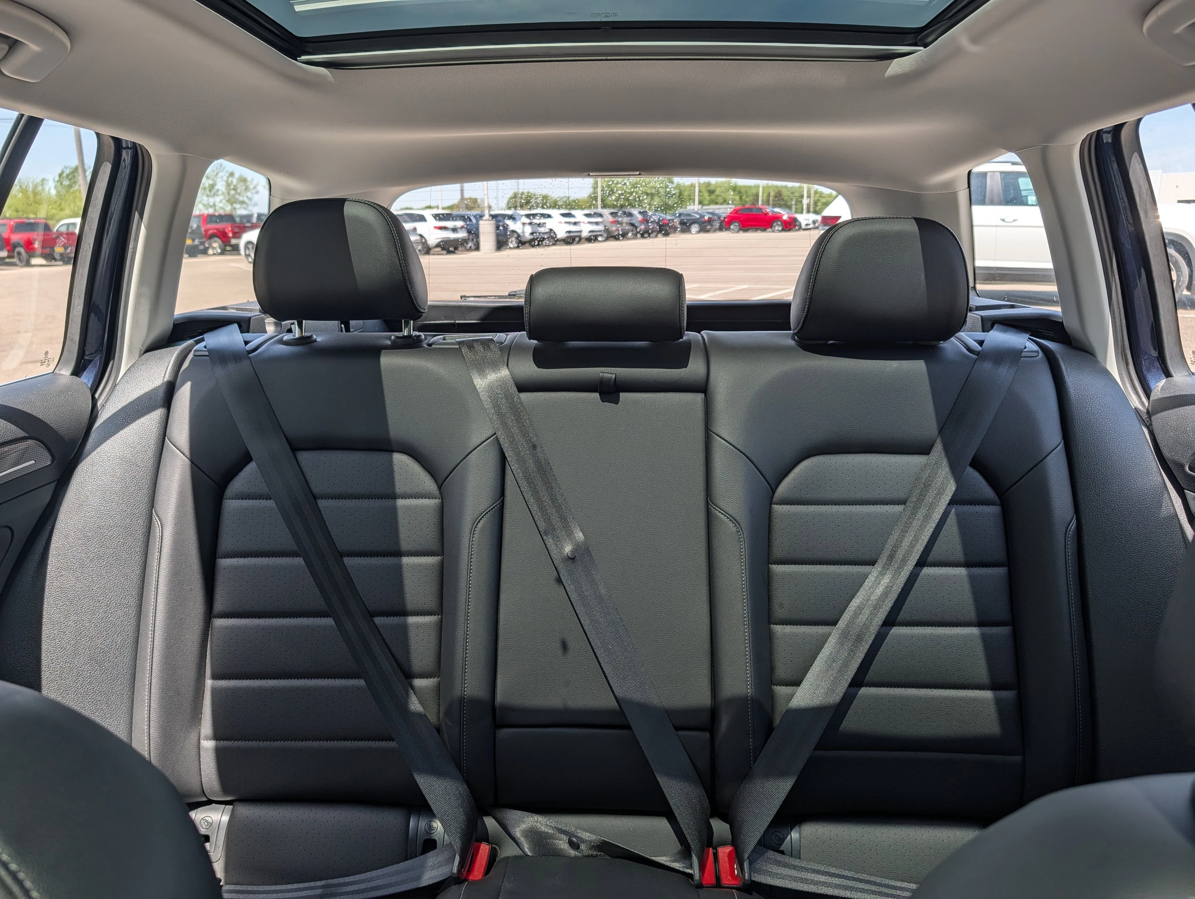 Used 2017 Night Blue Metallic Volkswagen SEL image 13