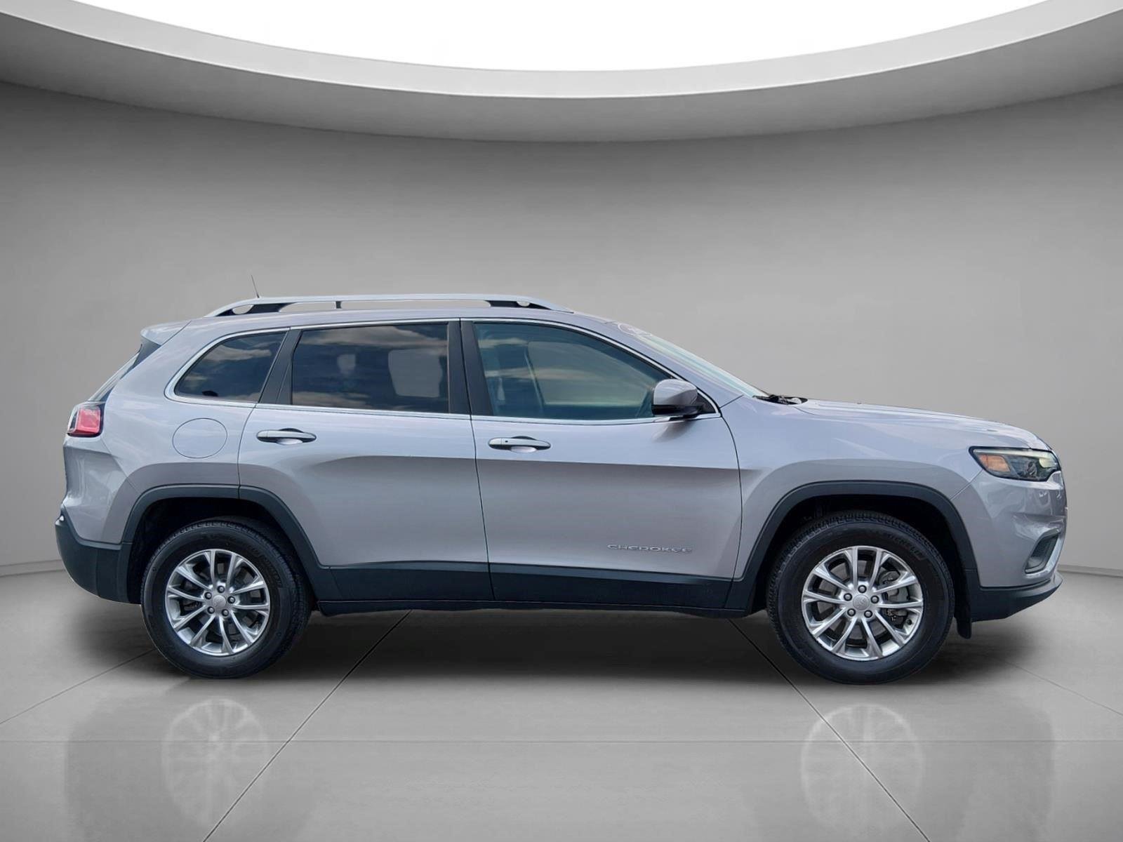 Used 2019 Granite Crystal Metallic Clearcoat Jeep Latitude Plus image 3