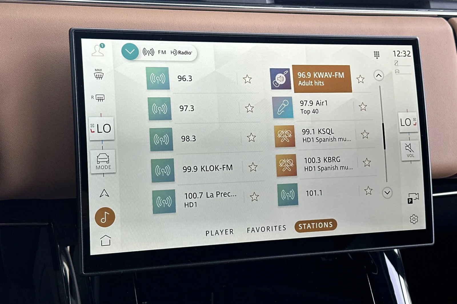 New 2026 Fuji White Land Rover SE image 18
