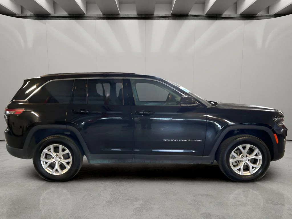 Used 2023 Diamond Black Crystal Pearl Jeep Limited image 4