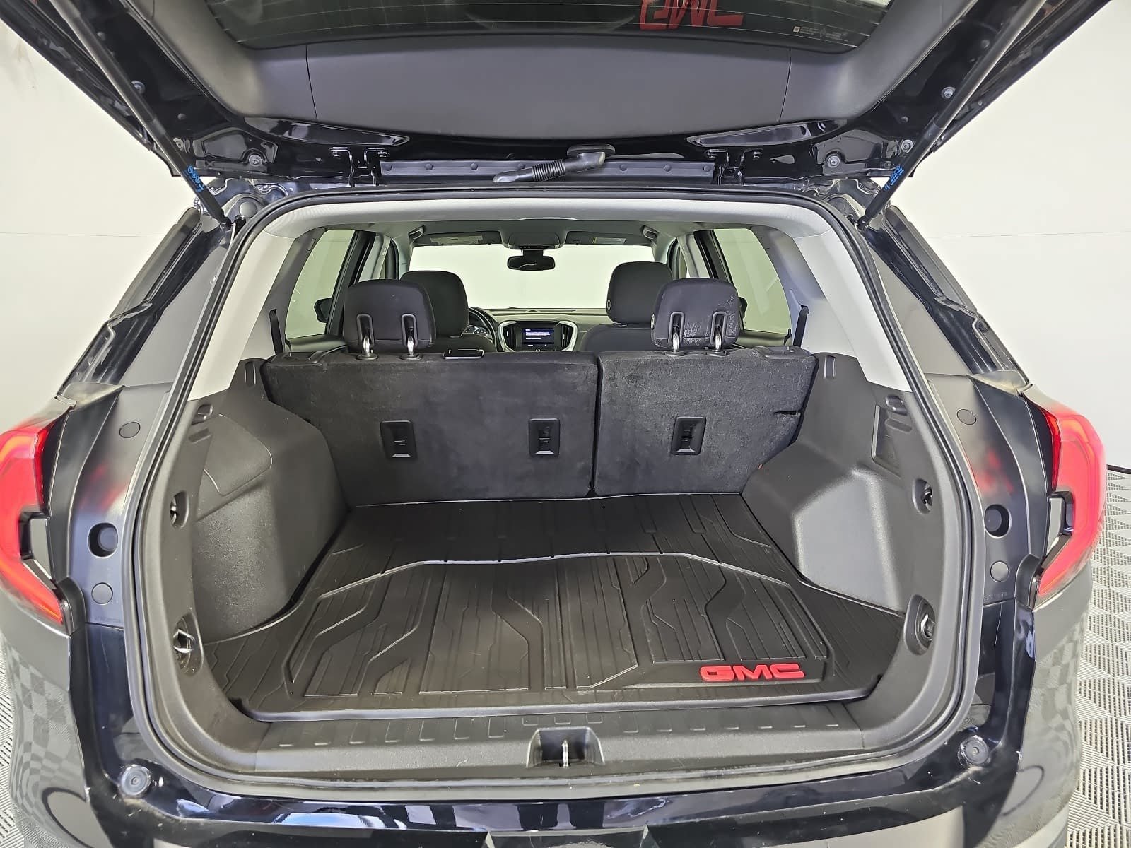 Used 2020 Black GMC SLE image 12